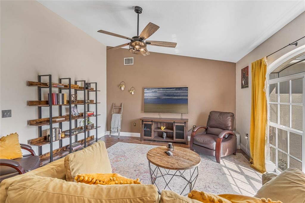 Recently Sold: $319,000 (3 beds, 2 baths, 1394 Square Feet)