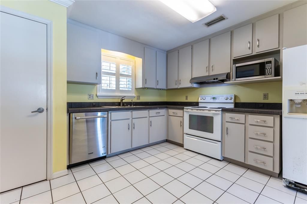 Active With Contract: $319,900 (3 beds, 2 baths, 1616 Square Feet)
