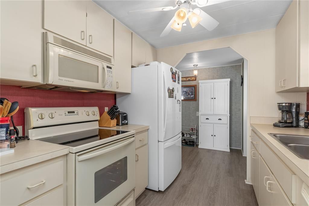 For Sale: $179,000 (2 beds, 2 baths, 1032 Square Feet)