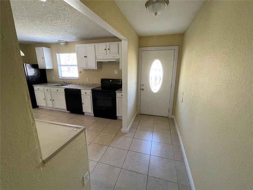 For Rent: $2,099 (4 beds, 2 baths, 1932 Square Feet)