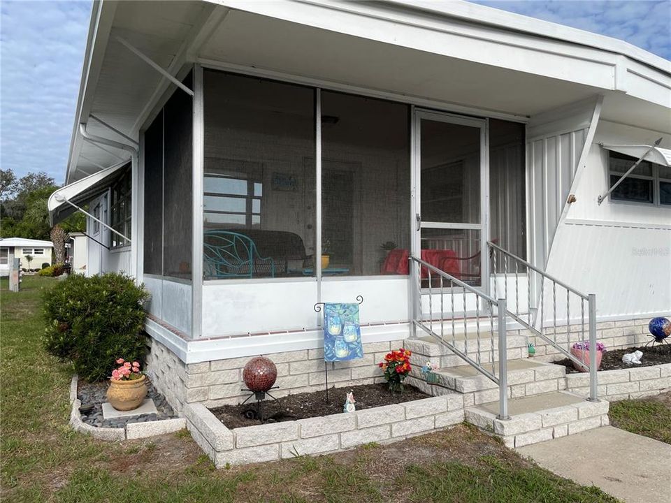 For Sale: $98,000 (2 beds, 1 baths, 864 Square Feet)