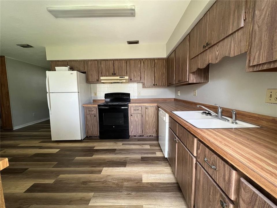 For Rent: $1,775 (3 beds, 2 baths, 1954 Square Feet)