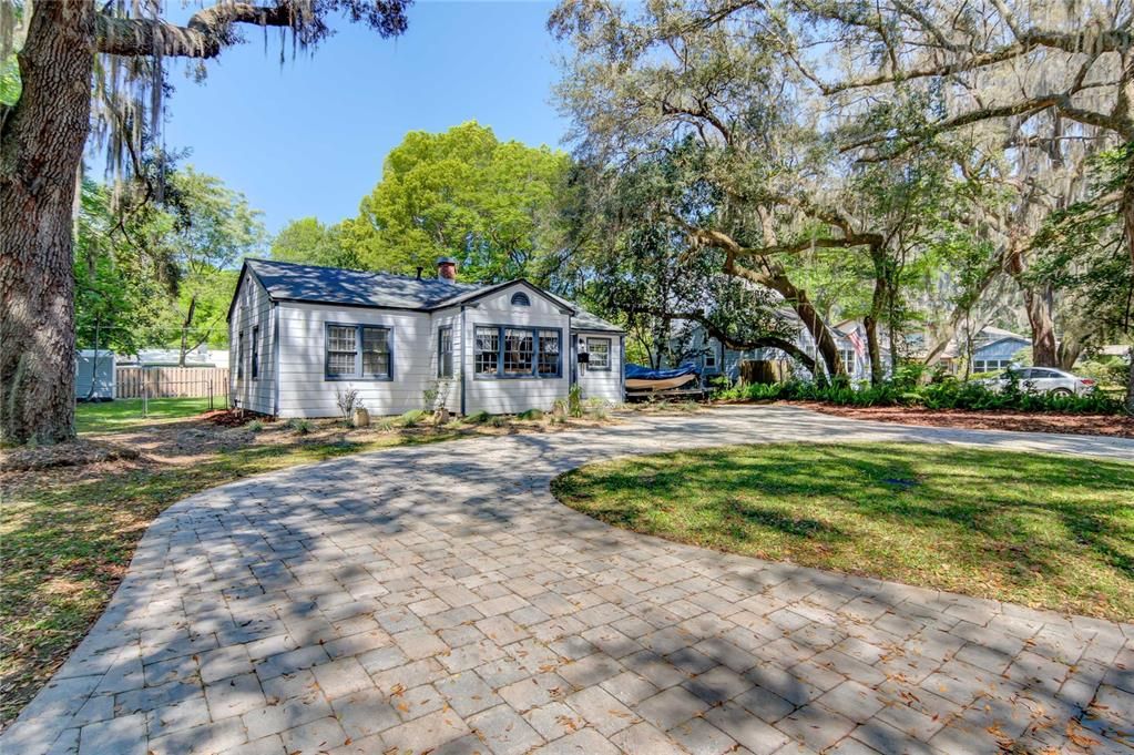 Recently Sold: $425,000 (4 beds, 2 baths, 1267 Square Feet)
