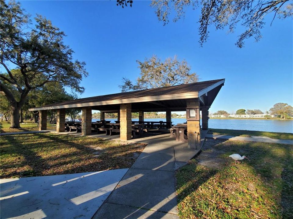 Active With Contract: $199,900 (2 beds, 2 baths, 1098 Square Feet)