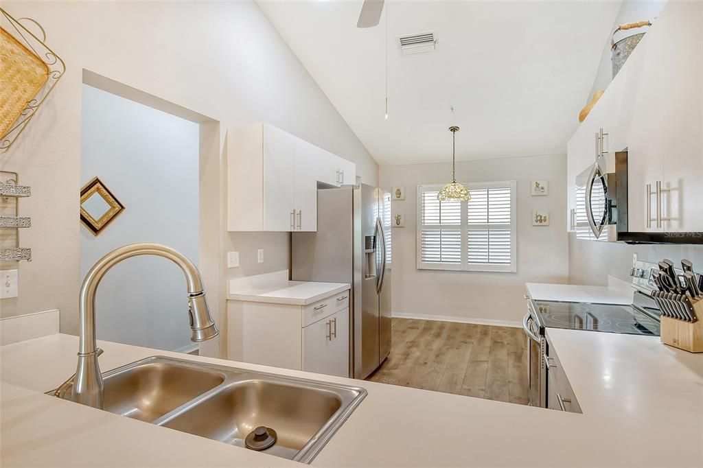 Active With Contract: $324,900 (2 beds, 2 baths, 1238 Square Feet)