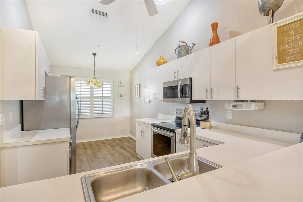 Active With Contract: $324,900 (2 beds, 2 baths, 1238 Square Feet)