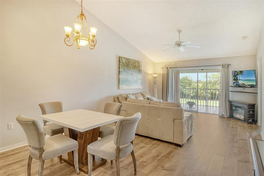 Active With Contract: $324,900 (2 beds, 2 baths, 1238 Square Feet)