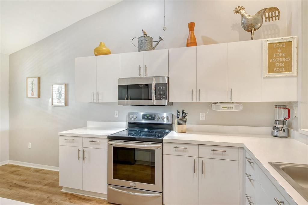 Active With Contract: $324,900 (2 beds, 2 baths, 1238 Square Feet)