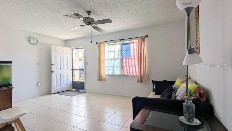 Recently Sold: $215,000 (2 beds, 1 baths, 936 Square Feet)