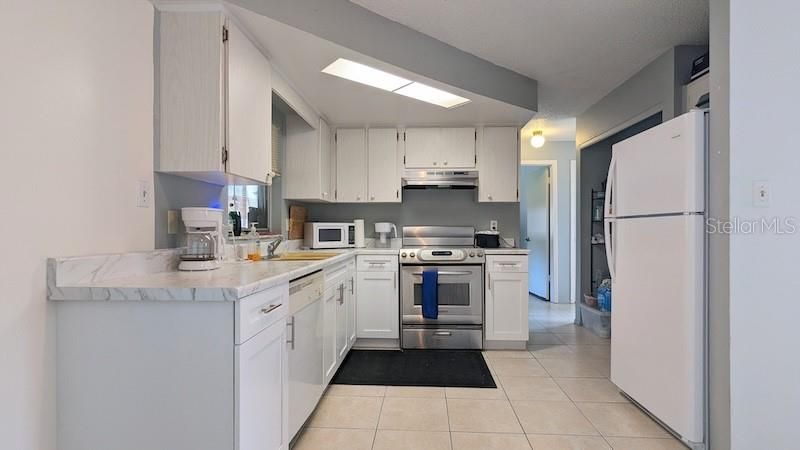 Recently Sold: $215,000 (2 beds, 1 baths, 936 Square Feet)