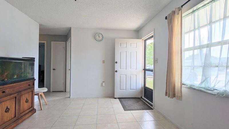 Recently Sold: $215,000 (2 beds, 1 baths, 936 Square Feet)