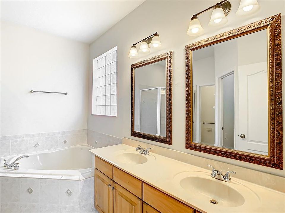 Very Spacious En Suite with double sinks