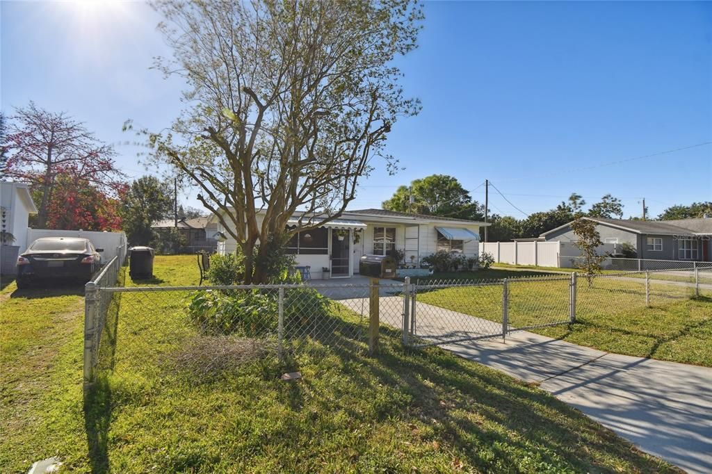 Active With Contract: $299,000 (3 beds, 1 baths, 828 Square Feet)