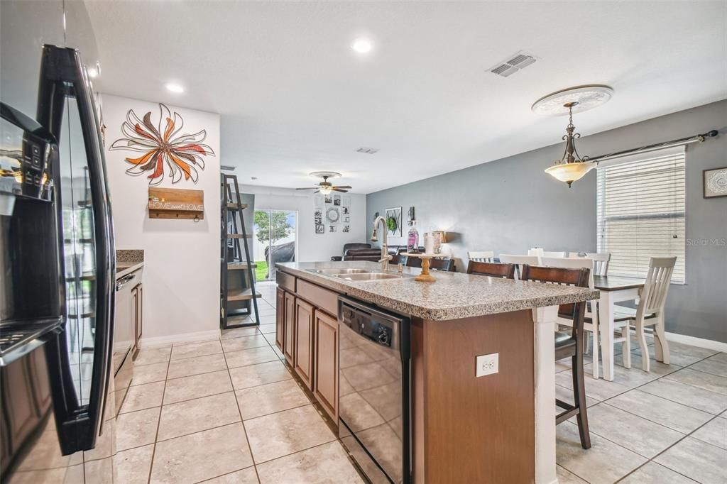 For Sale: $373,000 (5 beds, 2 baths, 2520 Square Feet)