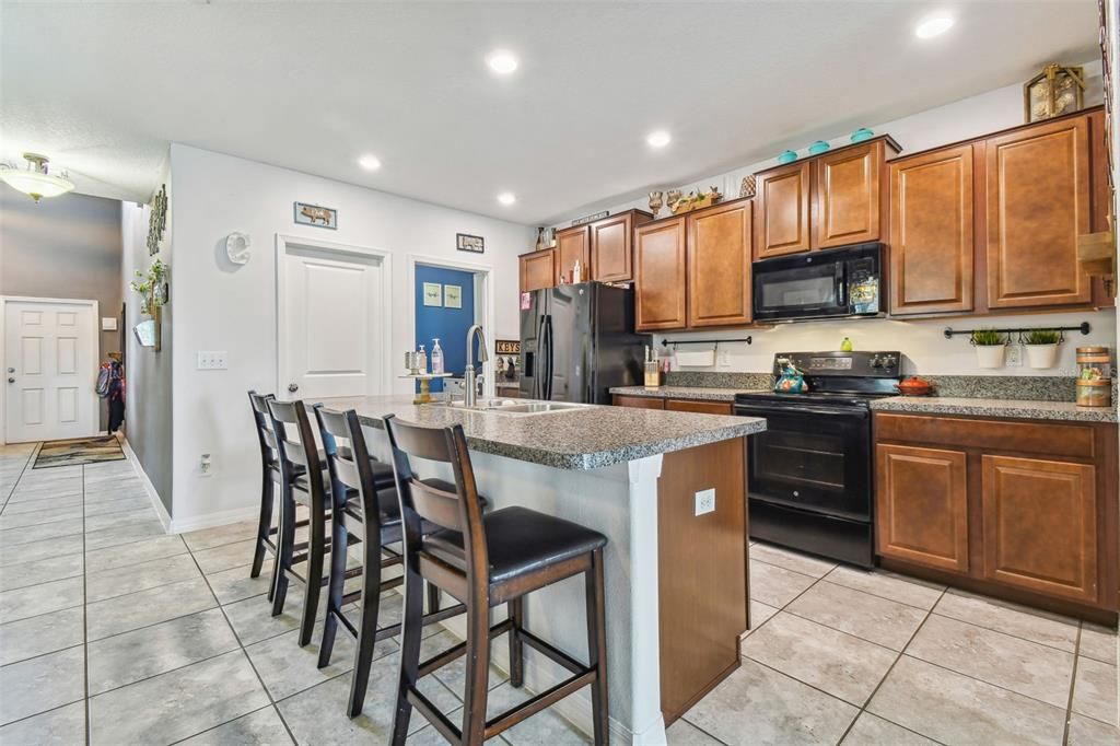 For Sale: $373,000 (5 beds, 2 baths, 2520 Square Feet)