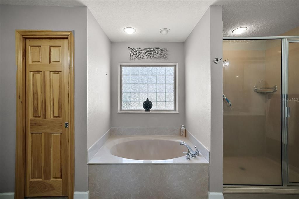Owner's en-suite with separate shower and soaking tub