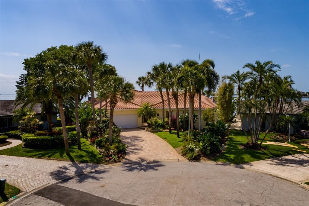 Recently Sold: $2,600,000 (5 beds, 3 baths, 2812 Square Feet)