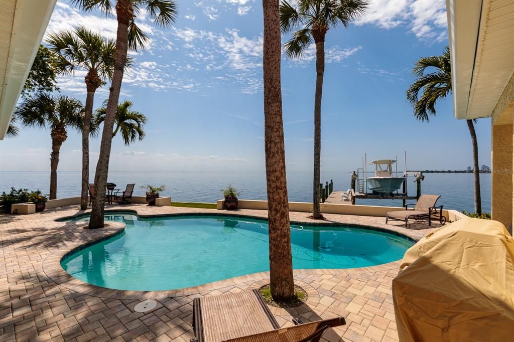 Recently Sold: $2,600,000 (5 beds, 3 baths, 2812 Square Feet)