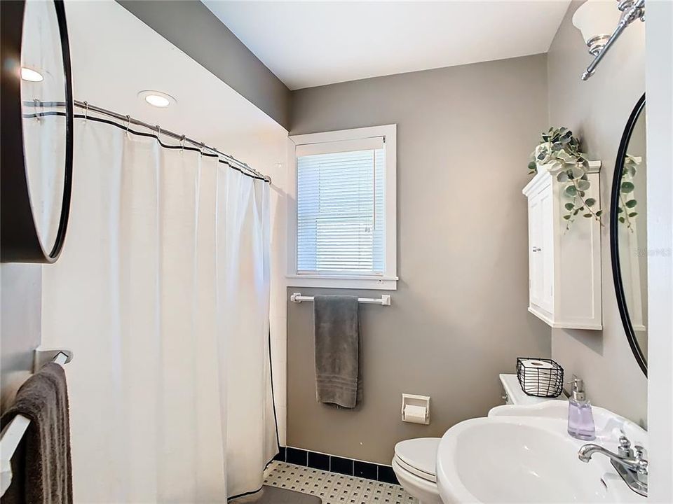 Active With Contract: $464,900 (2 beds, 1 baths, 1223 Square Feet)