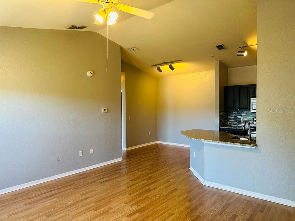 Recently Rented: $1,400 (1 beds, 1 baths, 713 Square Feet)
