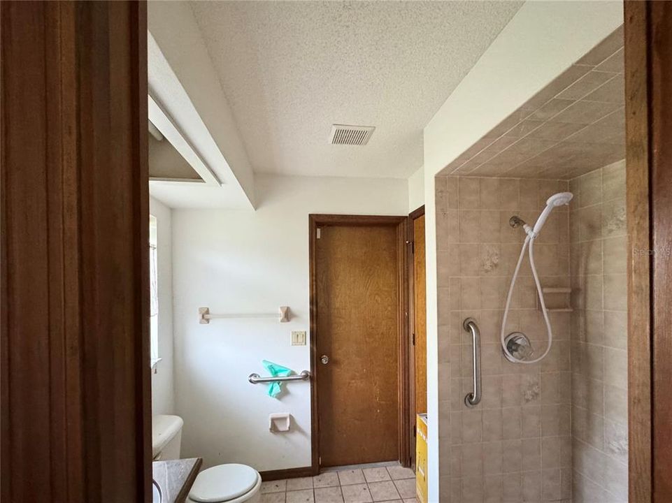合同活跃: $204,900 (2 贝兹, 2 浴室, 1478 平方英尺)