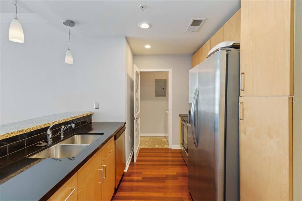 For Sale: $283,000 (1 beds, 1 baths, 715 Square Feet)
