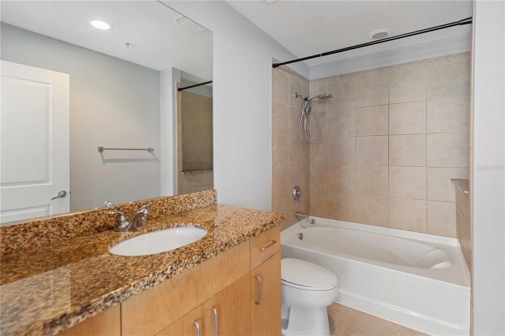 For Sale: $283,000 (1 beds, 1 baths, 715 Square Feet)
