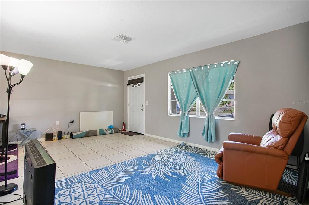 Active With Contract: $195,000 (2 beds, 1 baths, 816 Square Feet)