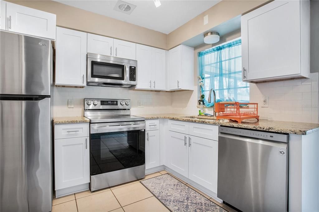 Active With Contract: $195,000 (2 beds, 1 baths, 816 Square Feet)