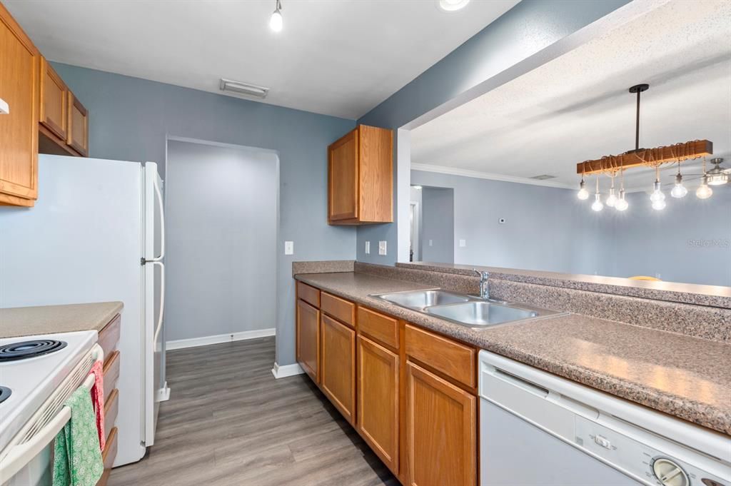 Active With Contract: $219,000 (2 beds, 2 baths, 1049 Square Feet)