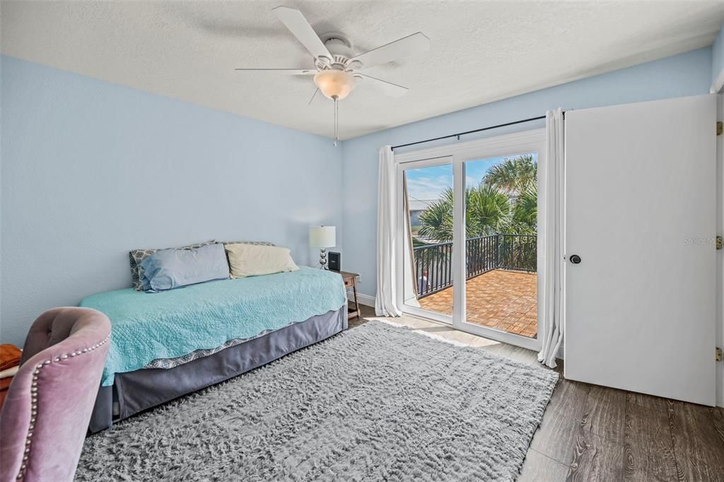 Recently Sold: $399,000 (2 beds, 2 baths, 1400 Square Feet)