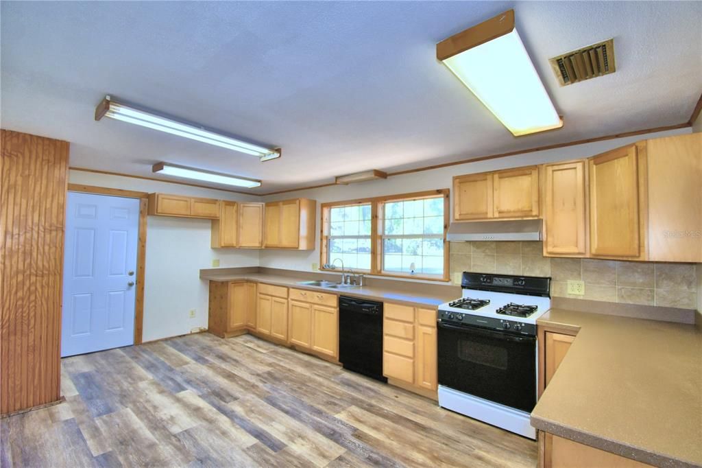 For Sale: $329,900 (3 beds, 1 baths, 1634 Square Feet)
