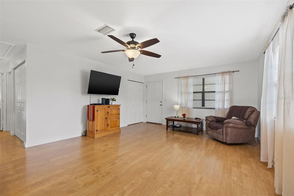 Active With Contract: $179,900 (2 beds, 2 baths, 875 Square Feet)