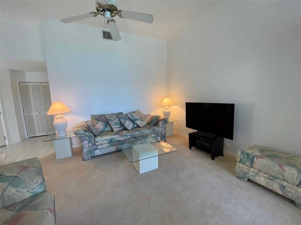 For Sale: $370,000 (2 beds, 2 baths, 1272 Square Feet)