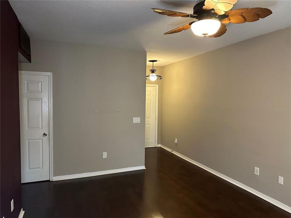 For Sale: $229,900 (1 beds, 1 baths, 1044 Square Feet)