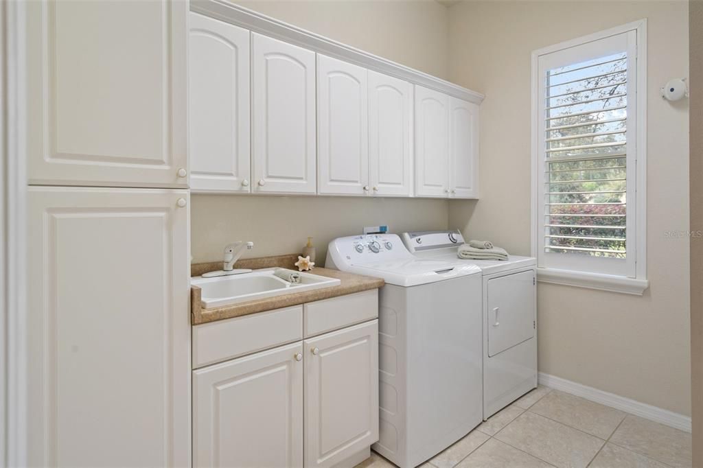 Active With Contract: $376,000 (3 beds, 2 baths, 2069 Square Feet)