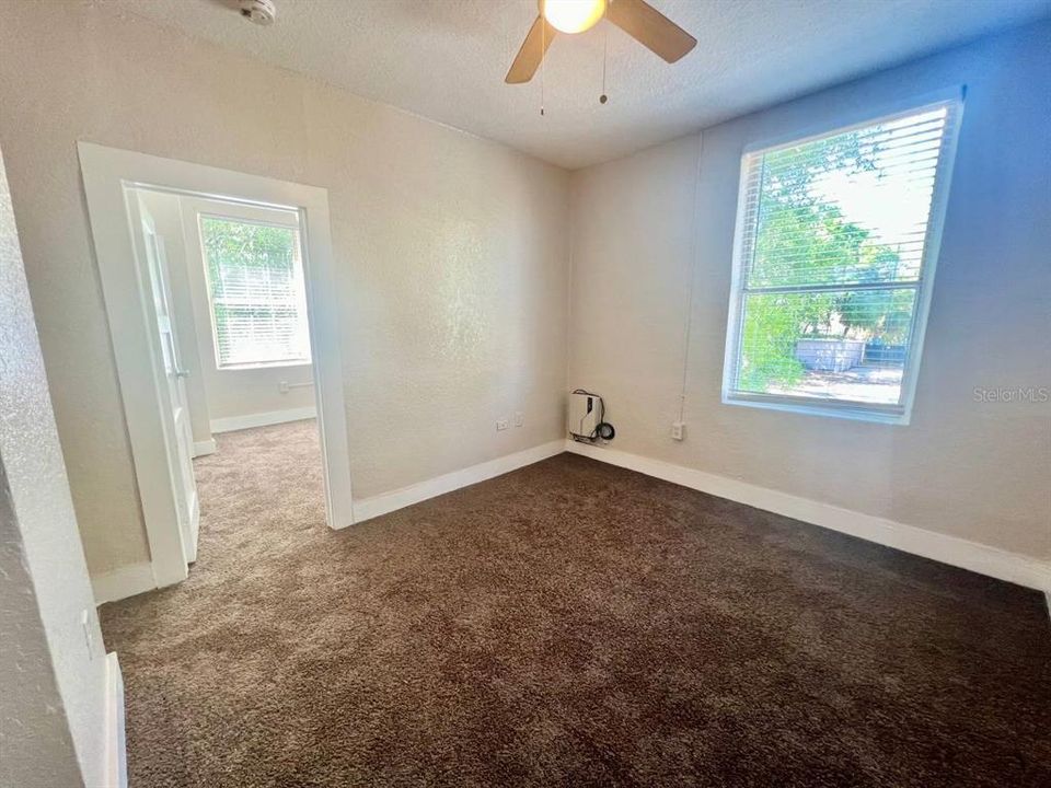 For Rent: $1,100 (1 beds, 1 baths, 695 Square Feet)