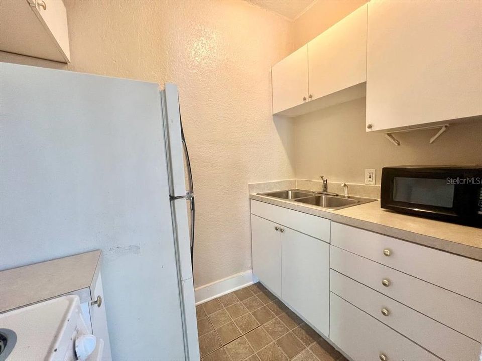 For Rent: $1,100 (1 beds, 1 baths, 695 Square Feet)