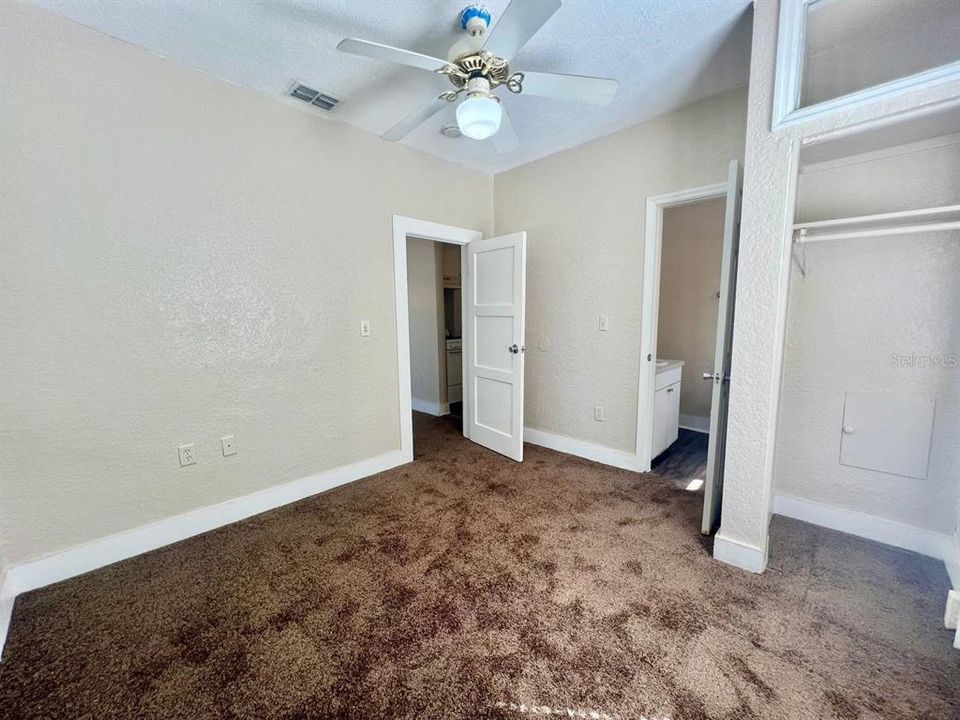 For Rent: $1,100 (1 beds, 1 baths, 695 Square Feet)