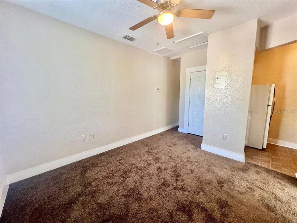 For Rent: $1,100 (1 beds, 1 baths, 695 Square Feet)