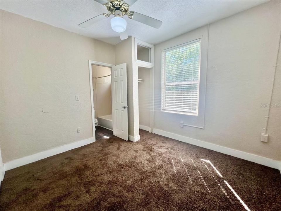 For Rent: $1,100 (1 beds, 1 baths, 695 Square Feet)
