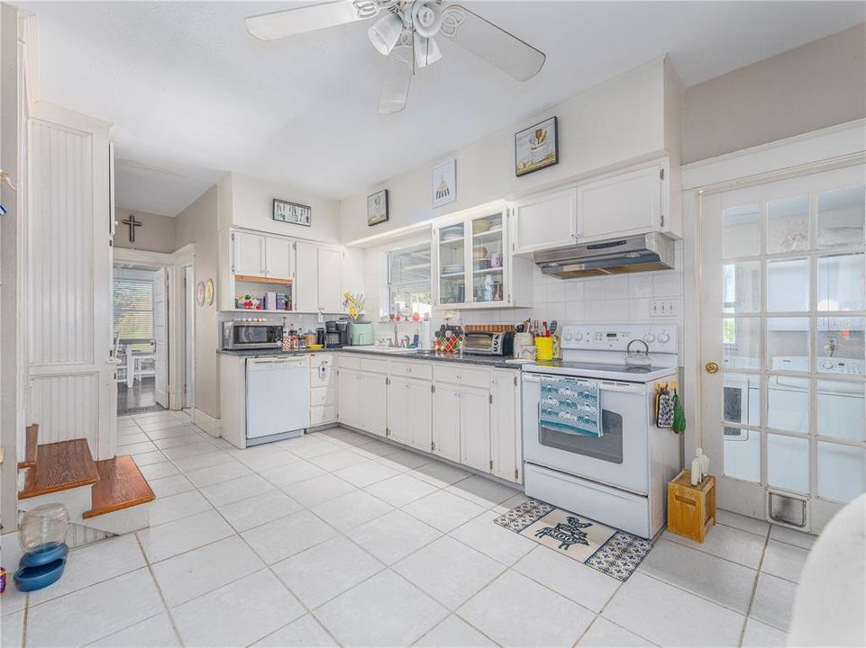 For Sale: $460,000 (4 beds, 2 baths, 2550 Square Feet)
