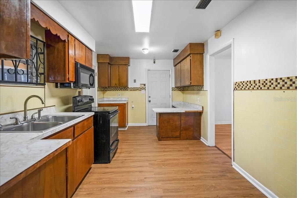 For Sale: $200,000 (3 beds, 1 baths, 1792 Square Feet)
