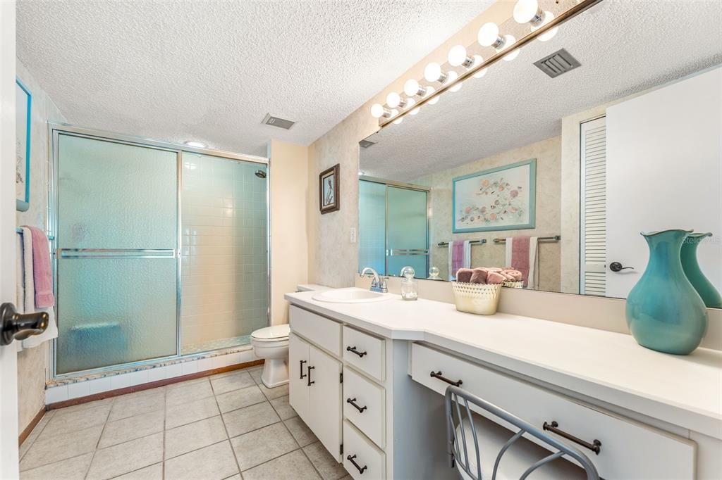 Recently Sold: $375,000 (2 beds, 2 baths, 1121 Square Feet)