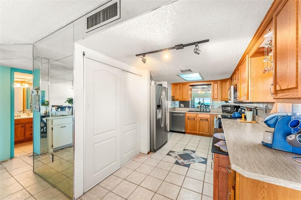 Active With Contract: $375,000 (2 beds, 2 baths, 1121 Square Feet)