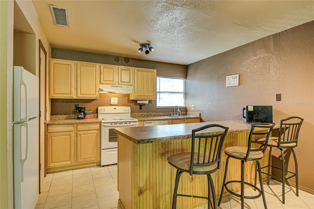 For Sale: $99,000 (1 beds, 1 baths, 876 Square Feet)