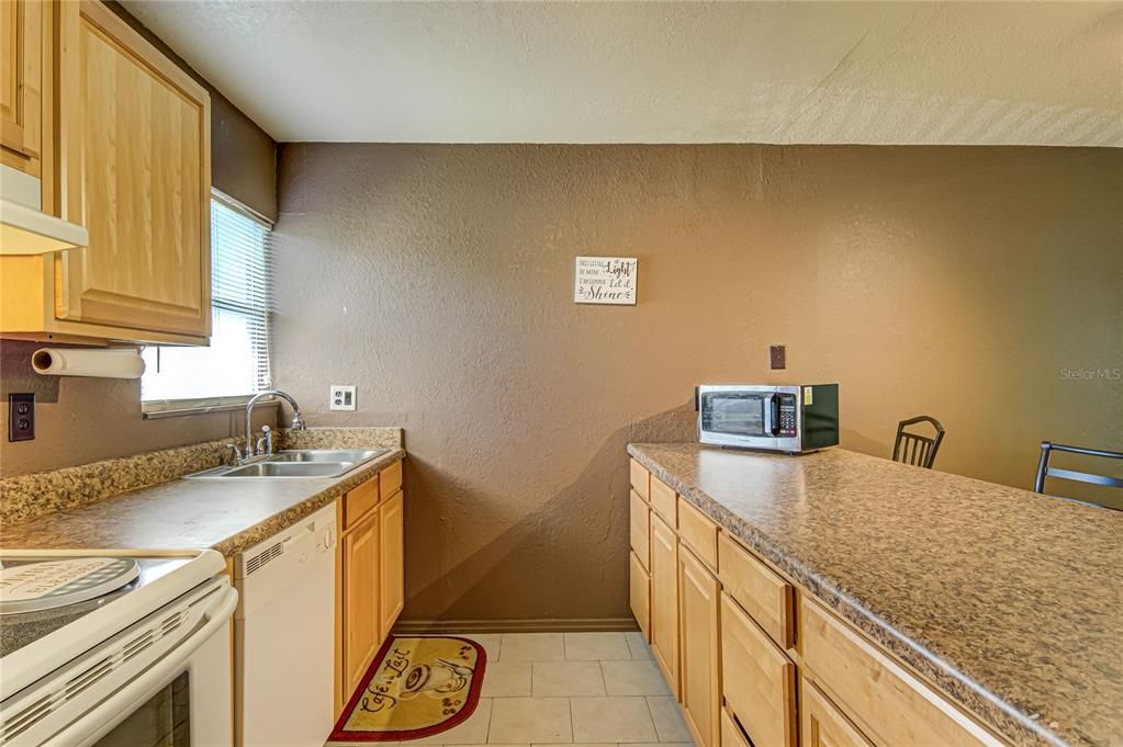 For Sale: $99,000 (1 beds, 1 baths, 876 Square Feet)