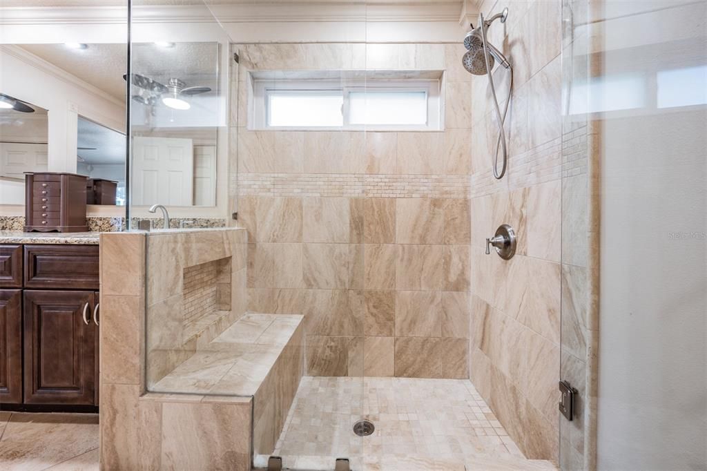 Large shower w/Bench