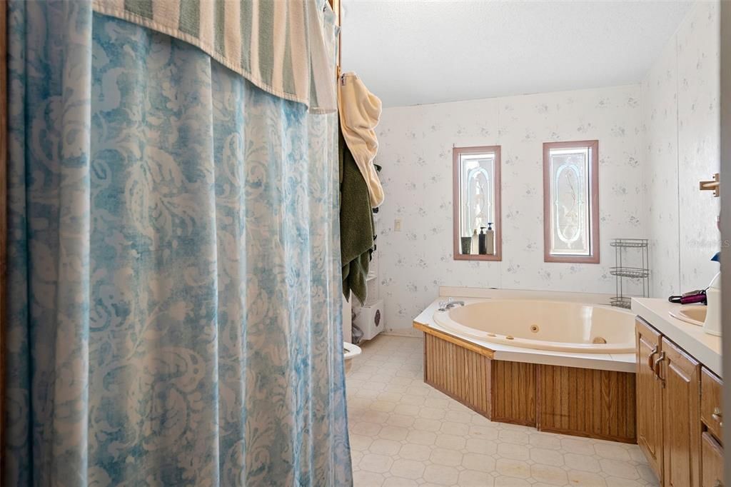 合同活跃: $359,900 (2 贝兹, 2 浴室, 1904 平方英尺)
