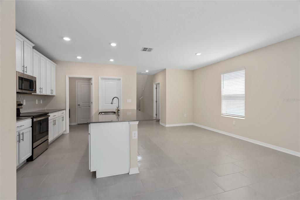 Active With Contract: $527,000 (5 beds, 2 baths, 2370 Square Feet)